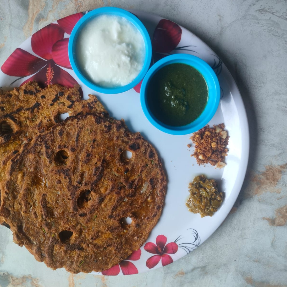Multigrain Thalipith Bhajni served with curd and chutneys